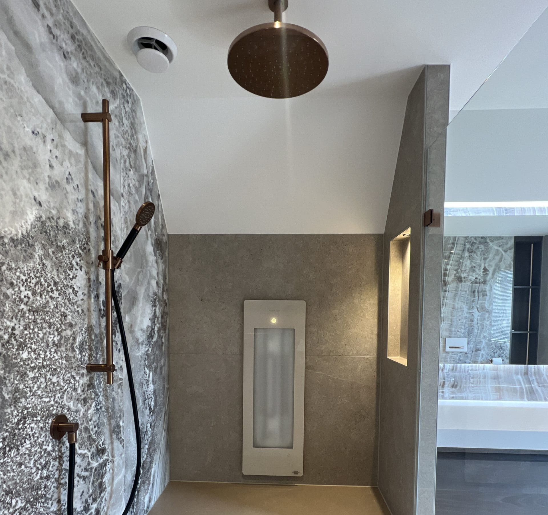 Subtiel marmerlook badkamer