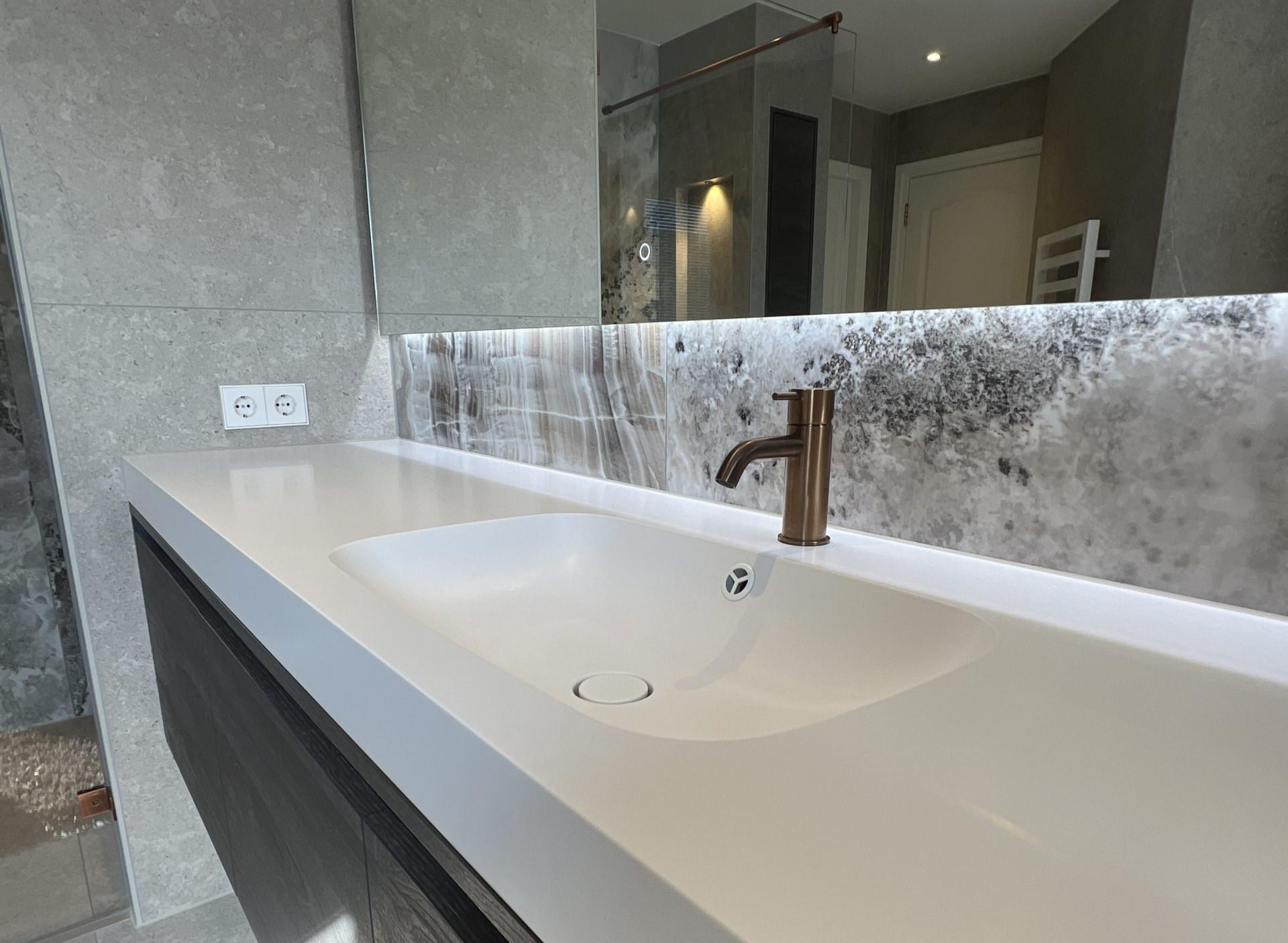 Subtiel marmerlook badkamer