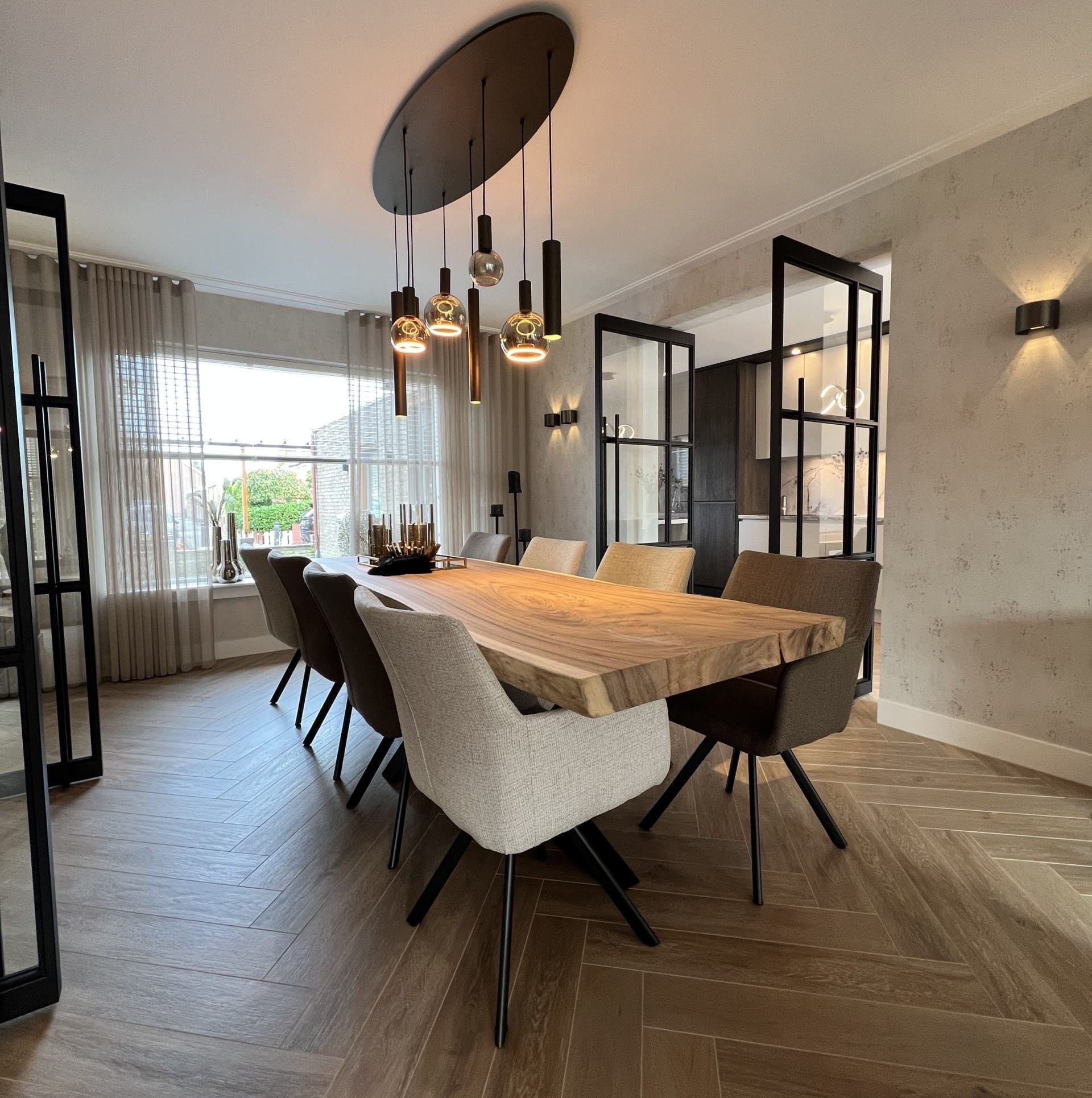 Woonkamer tegels in een visgraat patroon