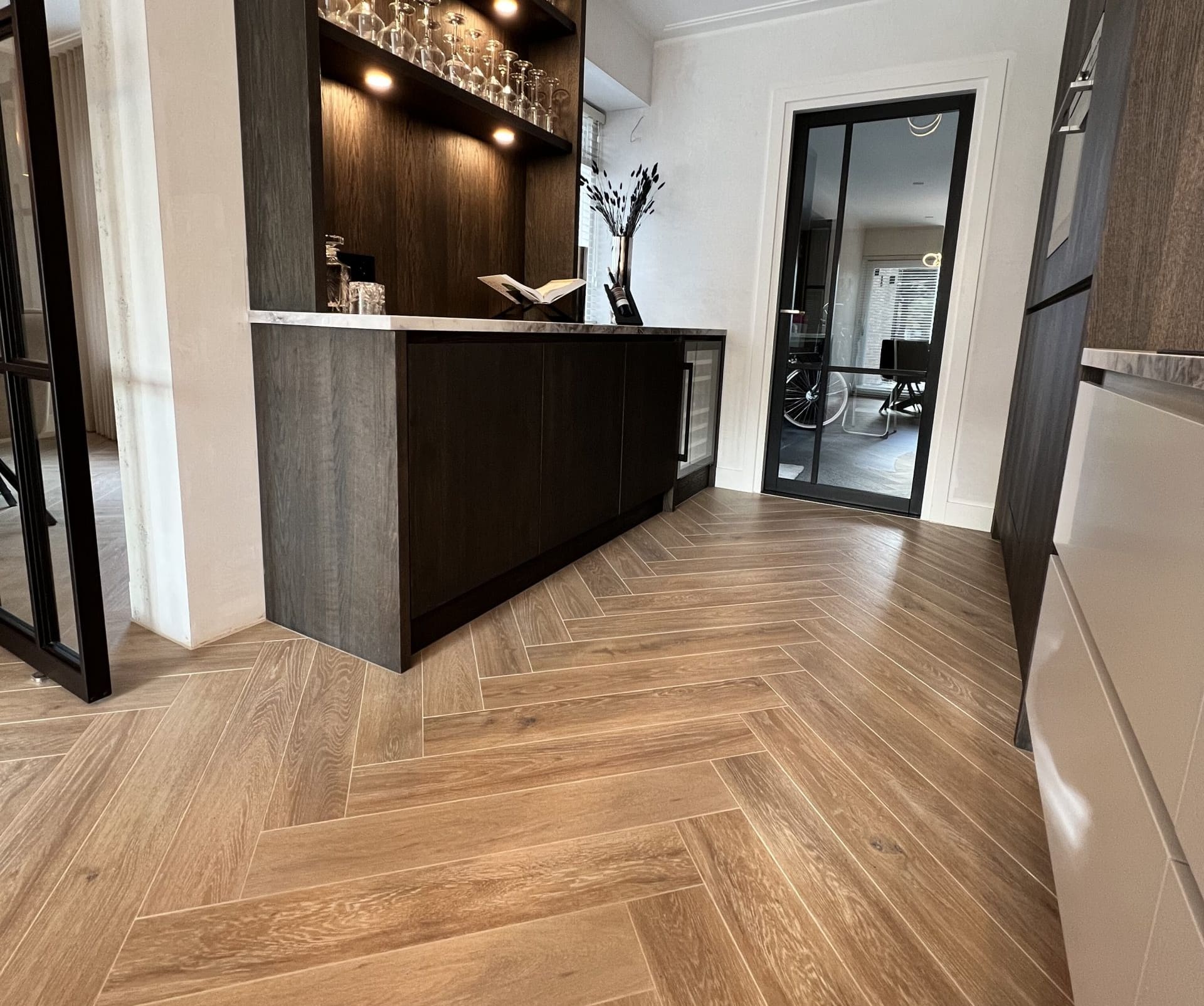 Woonkamer tegels in een visgraat patroon