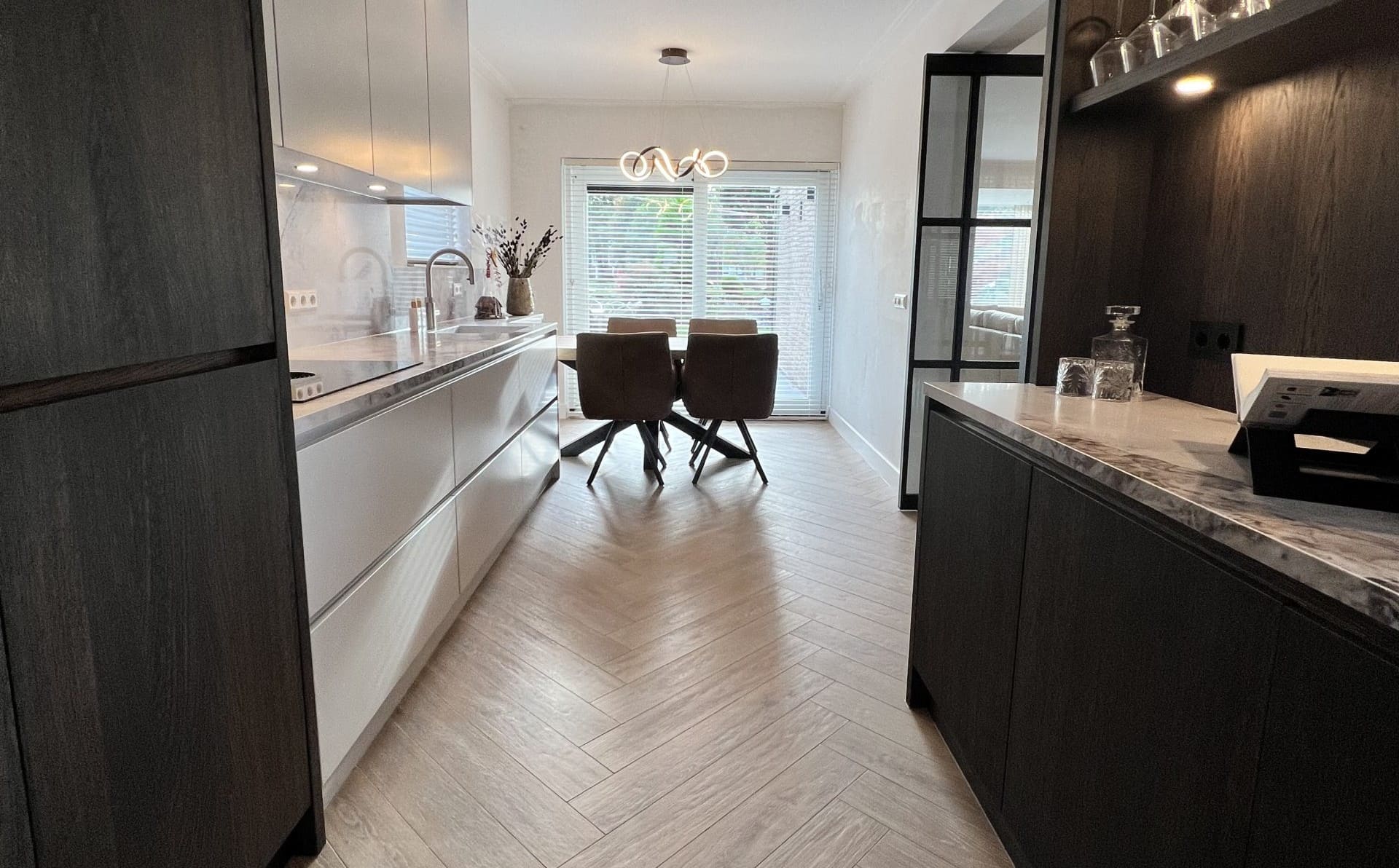 Woonkamer tegels in een visgraat patroon