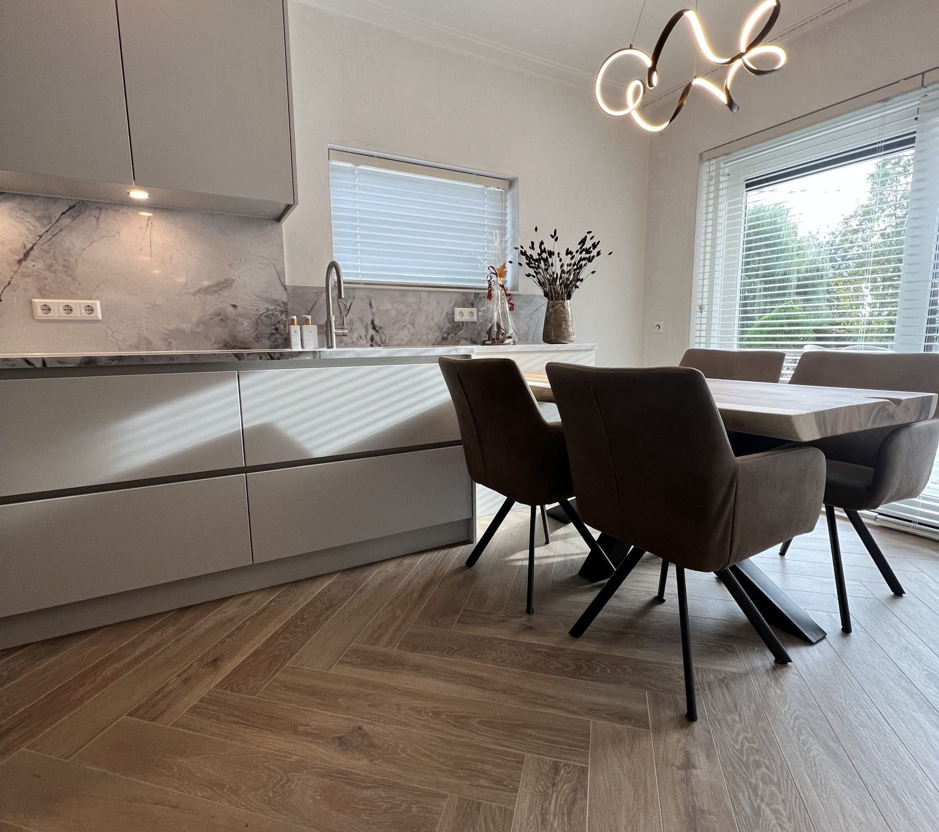 Woonkamer tegels in een visgraat patroon