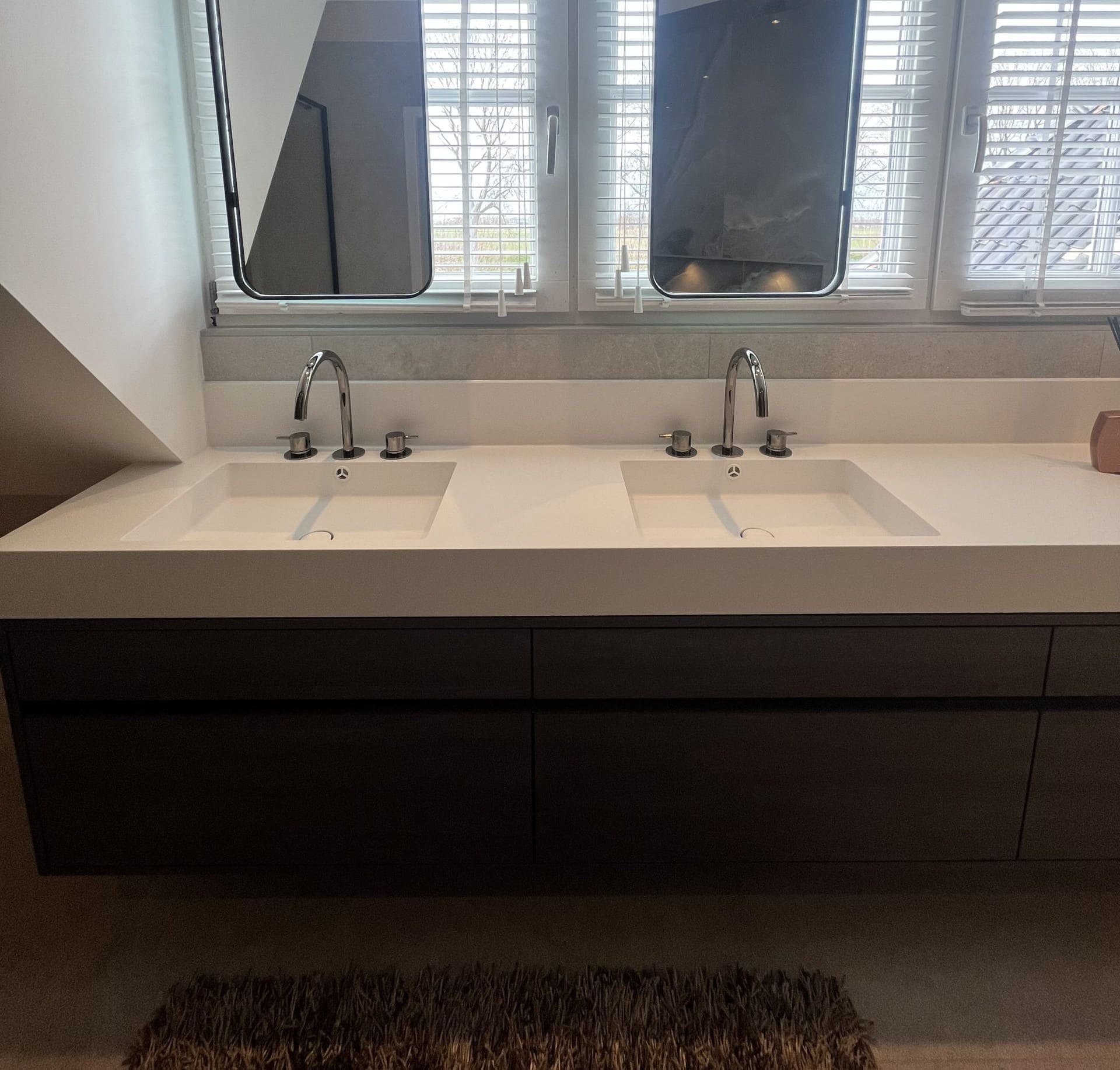 Stijlvolle badkamer: luxe bruine marmerlook gecombineerd met rustige tegels