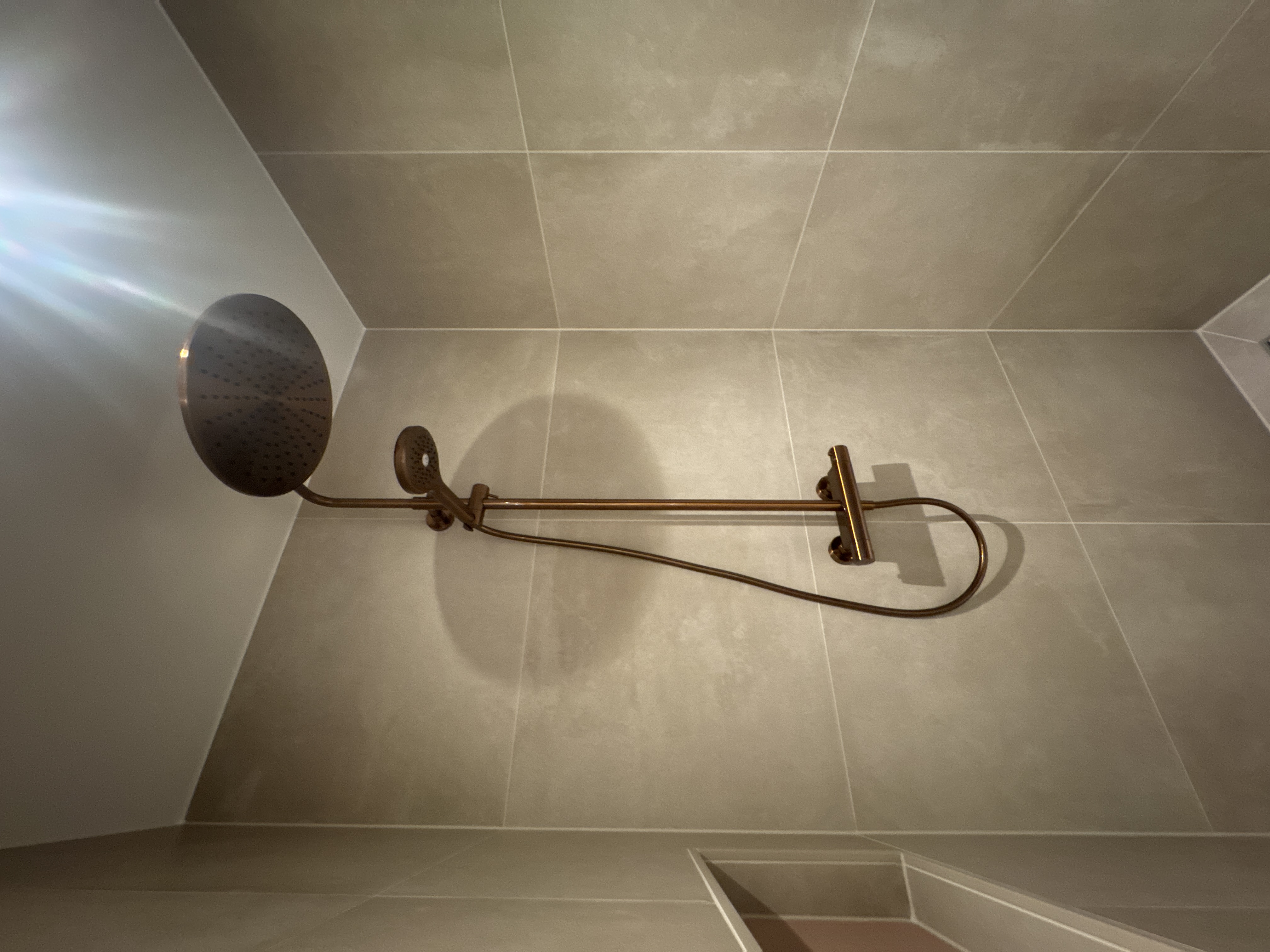 Rosé Wellness Badkamer met Koperen Touch