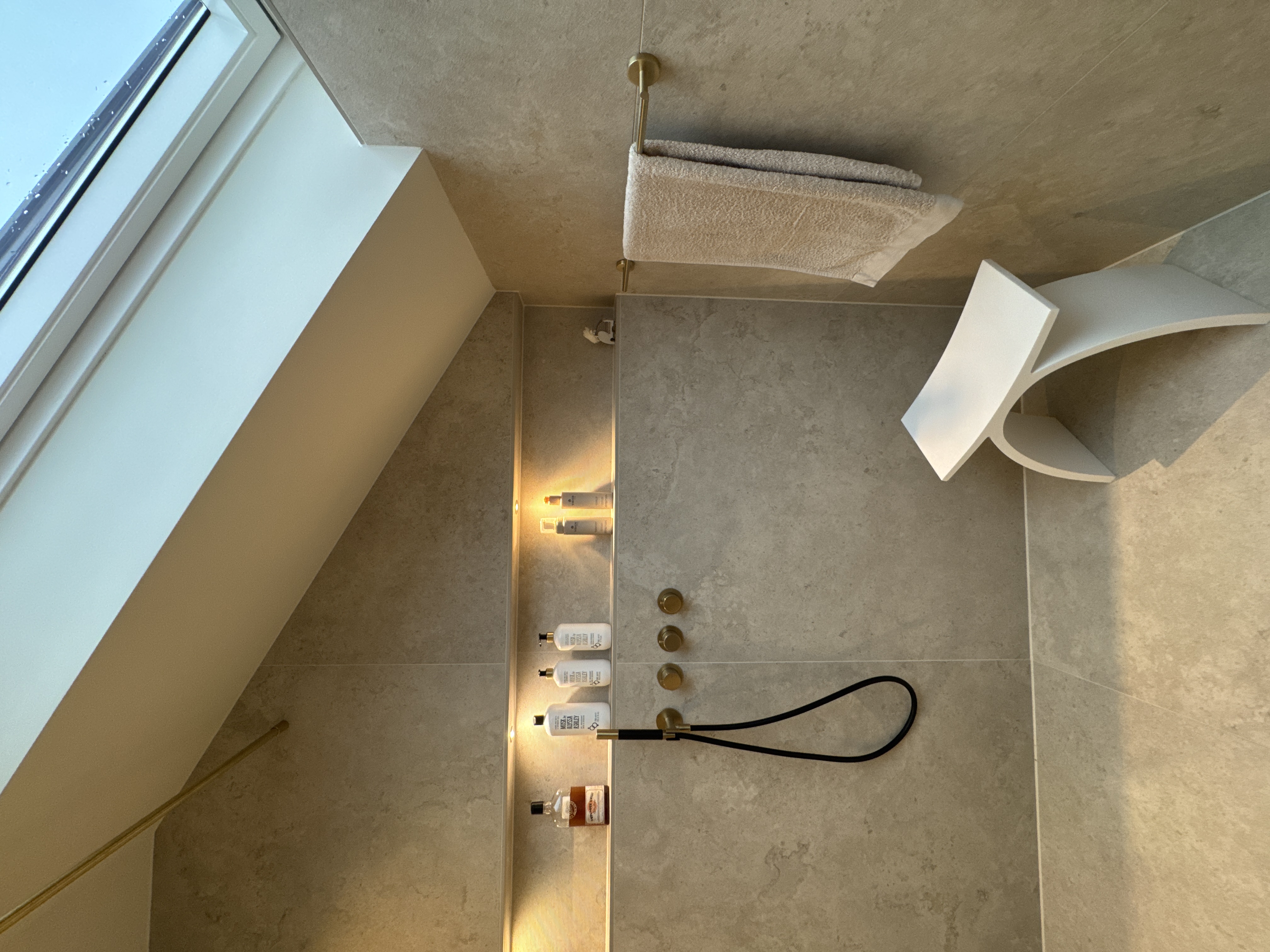 Chique Badkamer met Travertin