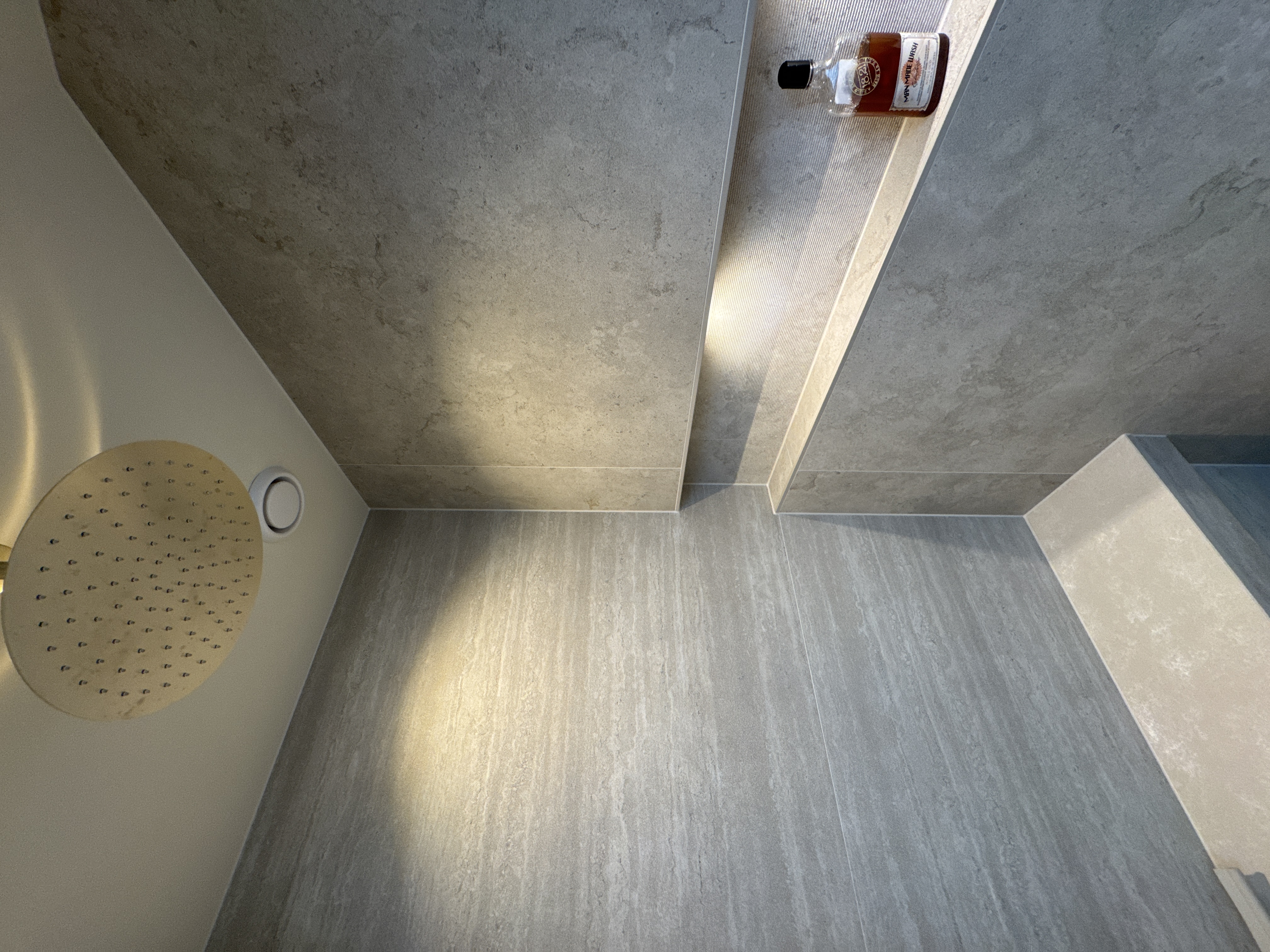 Chique Badkamer met Travertin