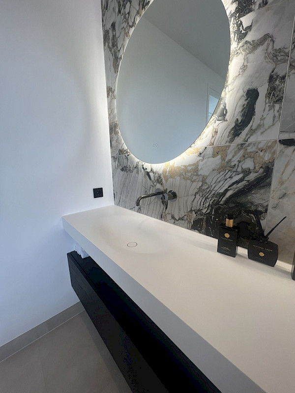 Binnenkijken in deze luxe badkamer