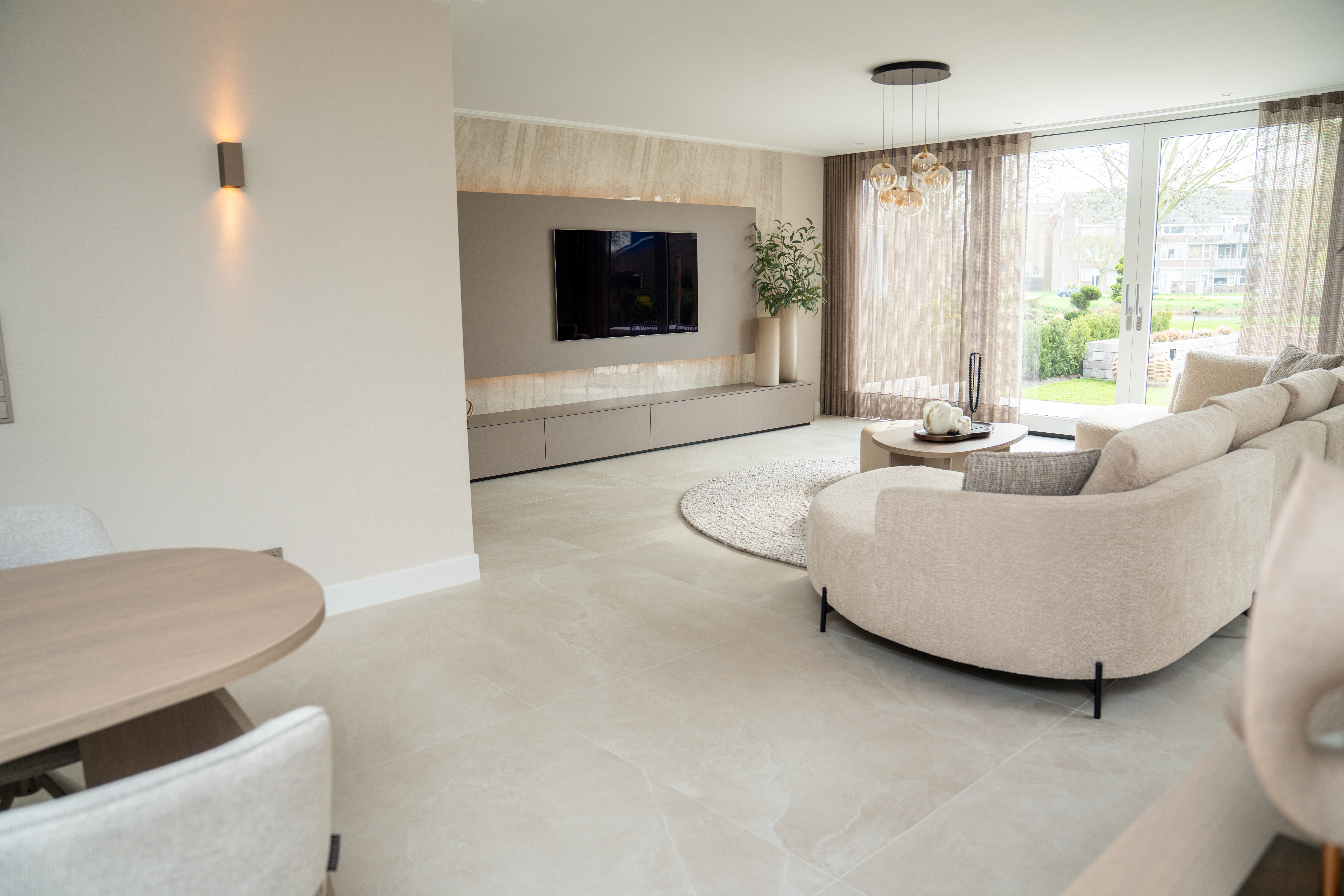 Tijdloze Grote Tegelvloer in Zachte Beige Tinten