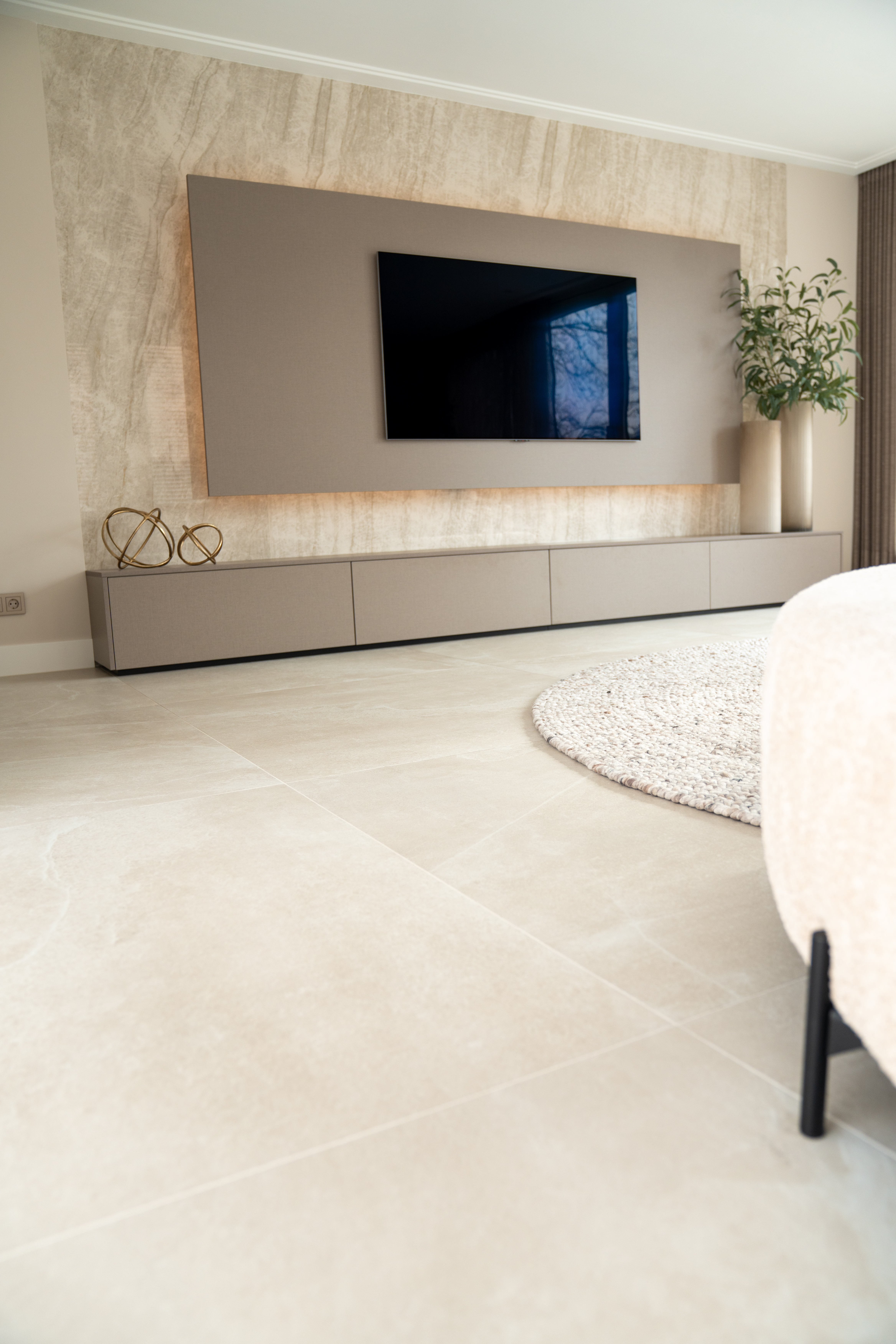 Tijdloze Grote Tegelvloer in Zachte Beige Tinten