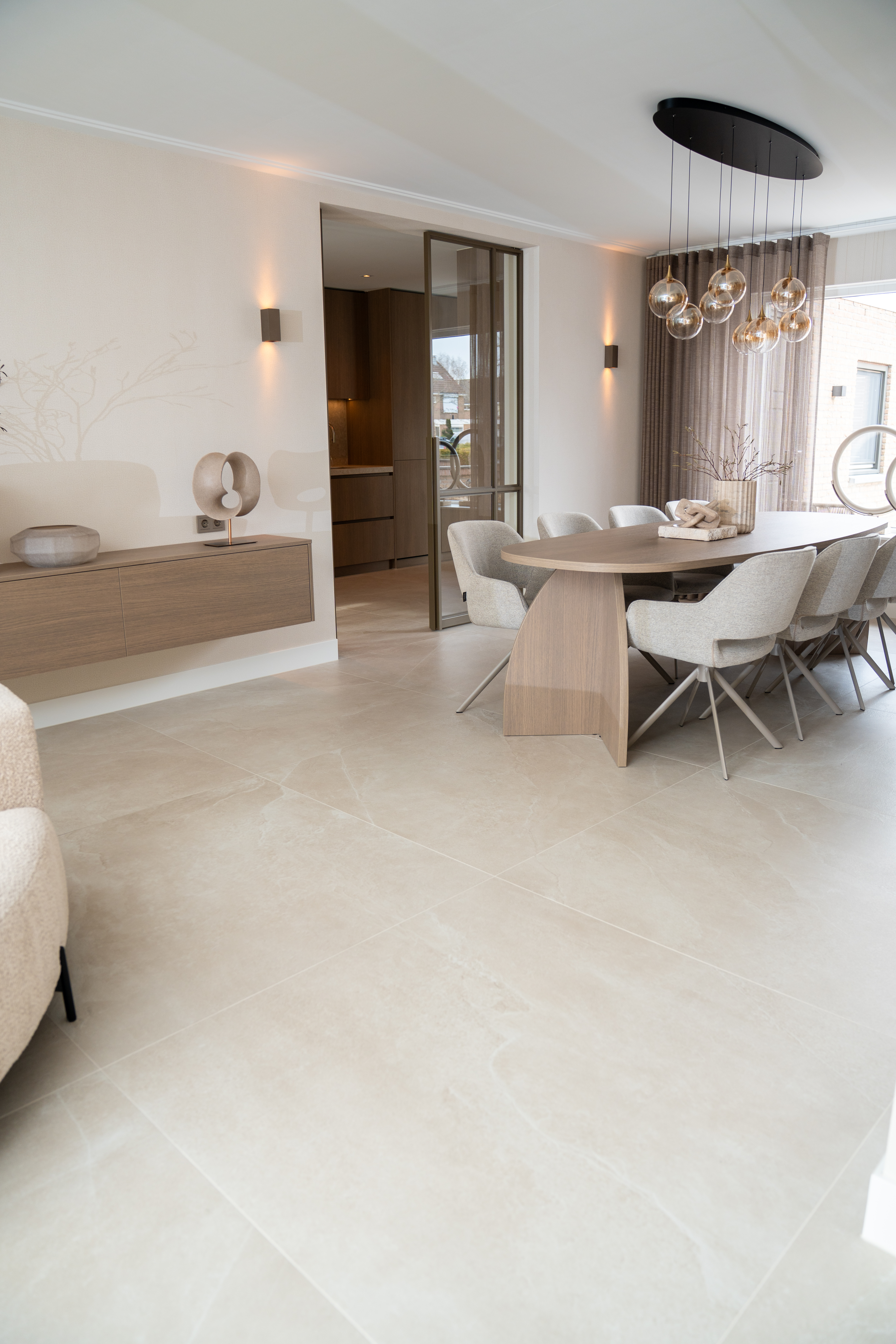 Tijdloze Grote Tegelvloer in Zachte Beige Tinten