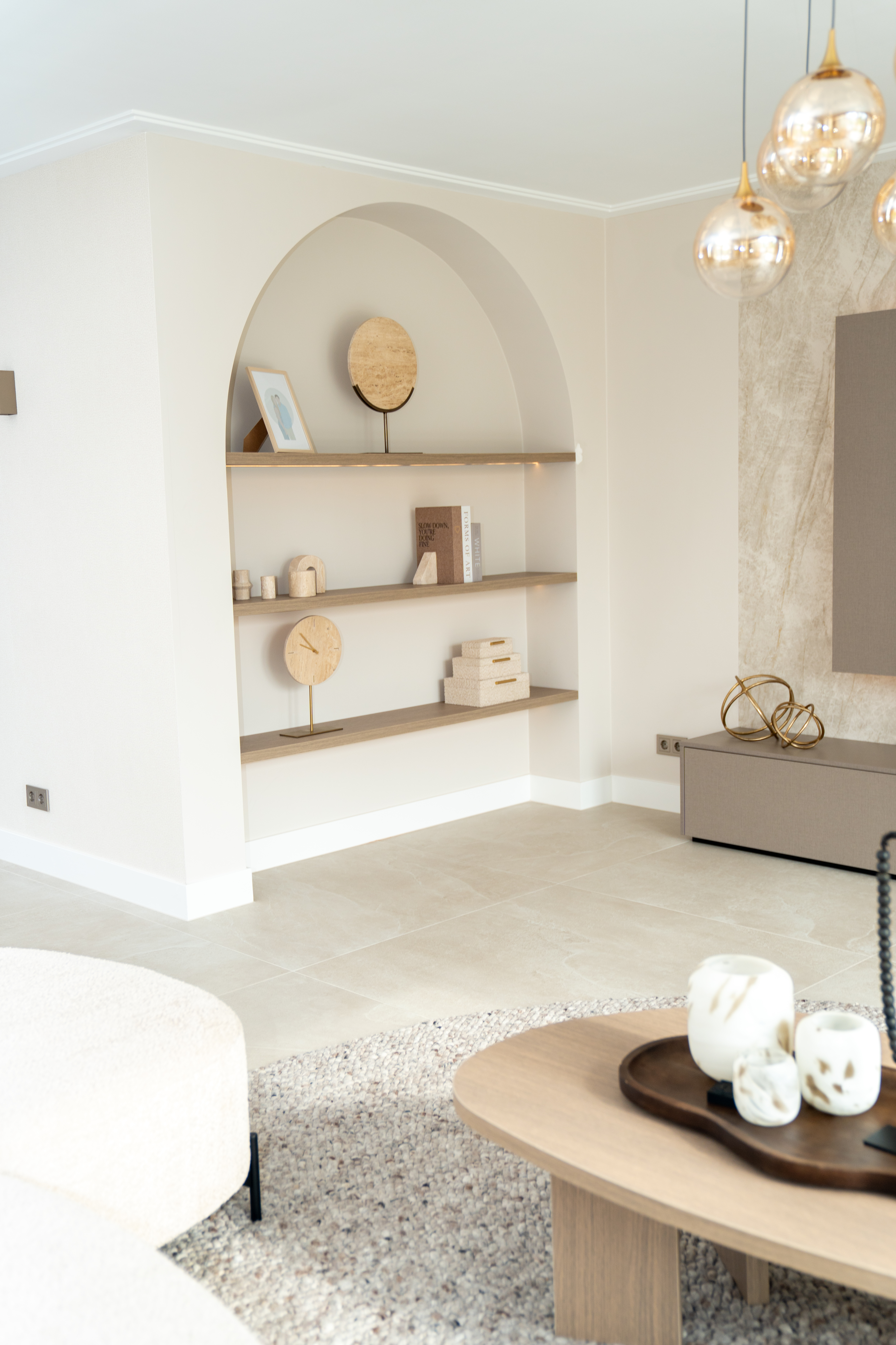 Tijdloze Grote Tegelvloer in Zachte Beige Tinten