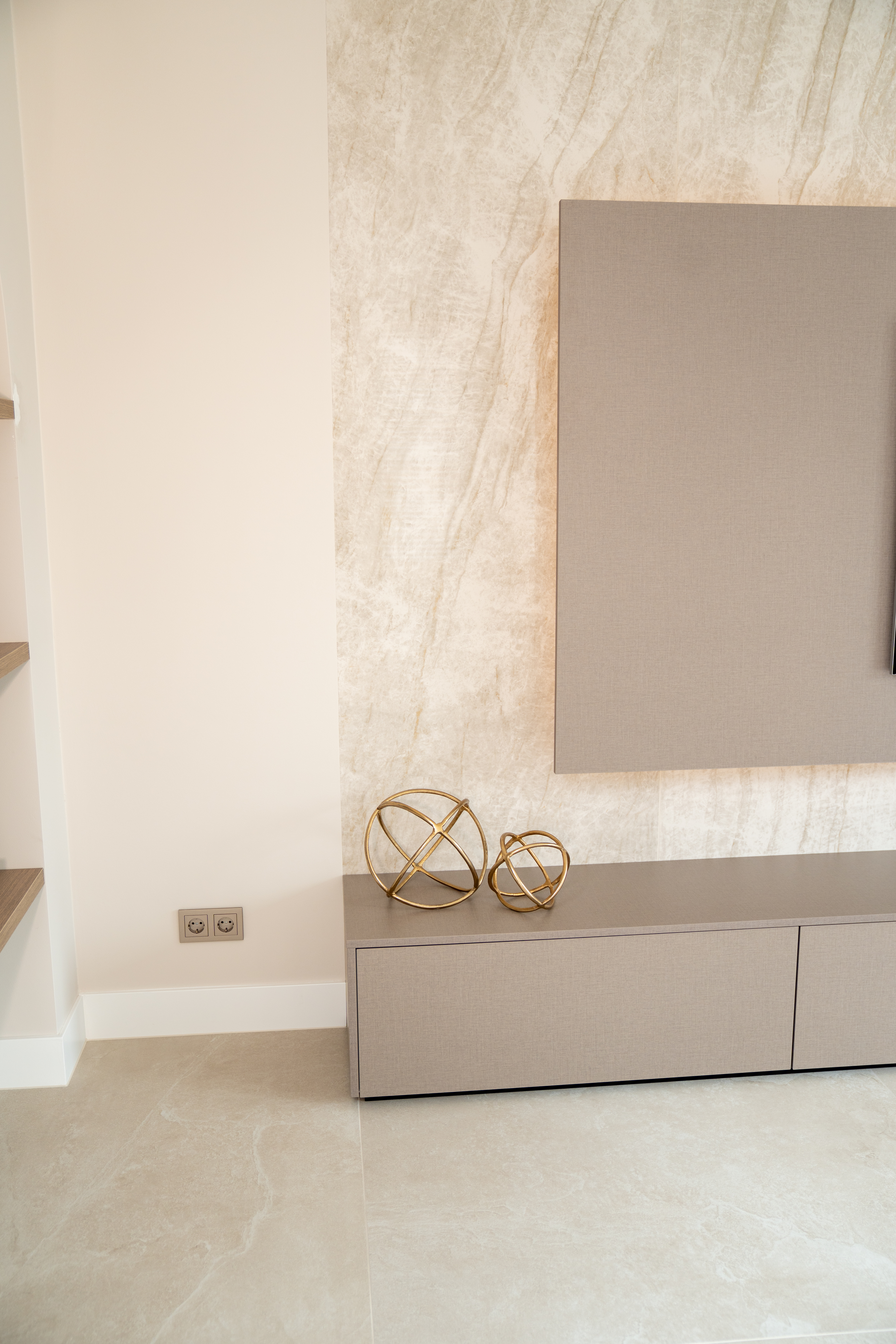 Tijdloze Grote Tegelvloer in Zachte Beige Tinten