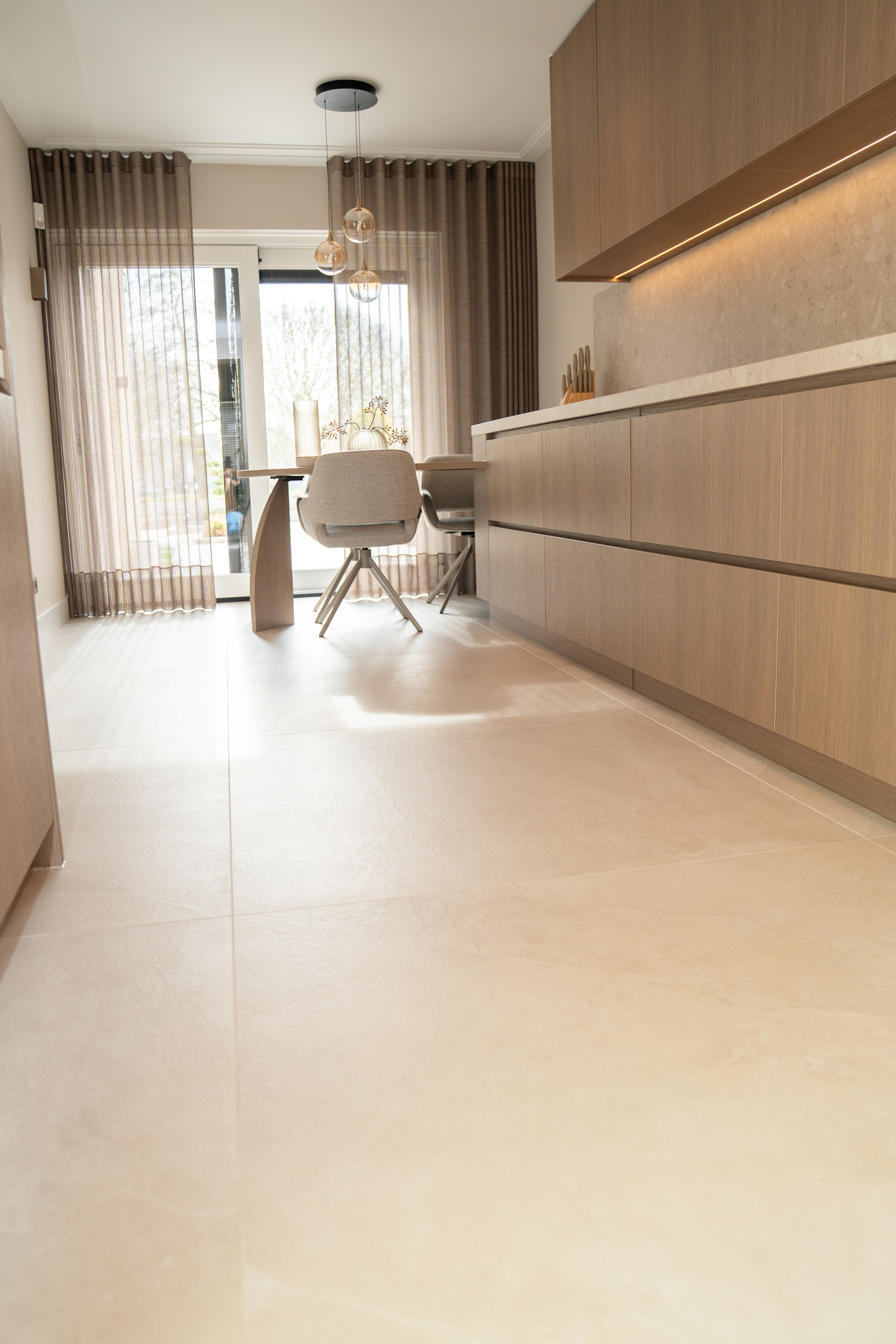 Tijdloze Grote Tegelvloer in Zachte Beige Tinten