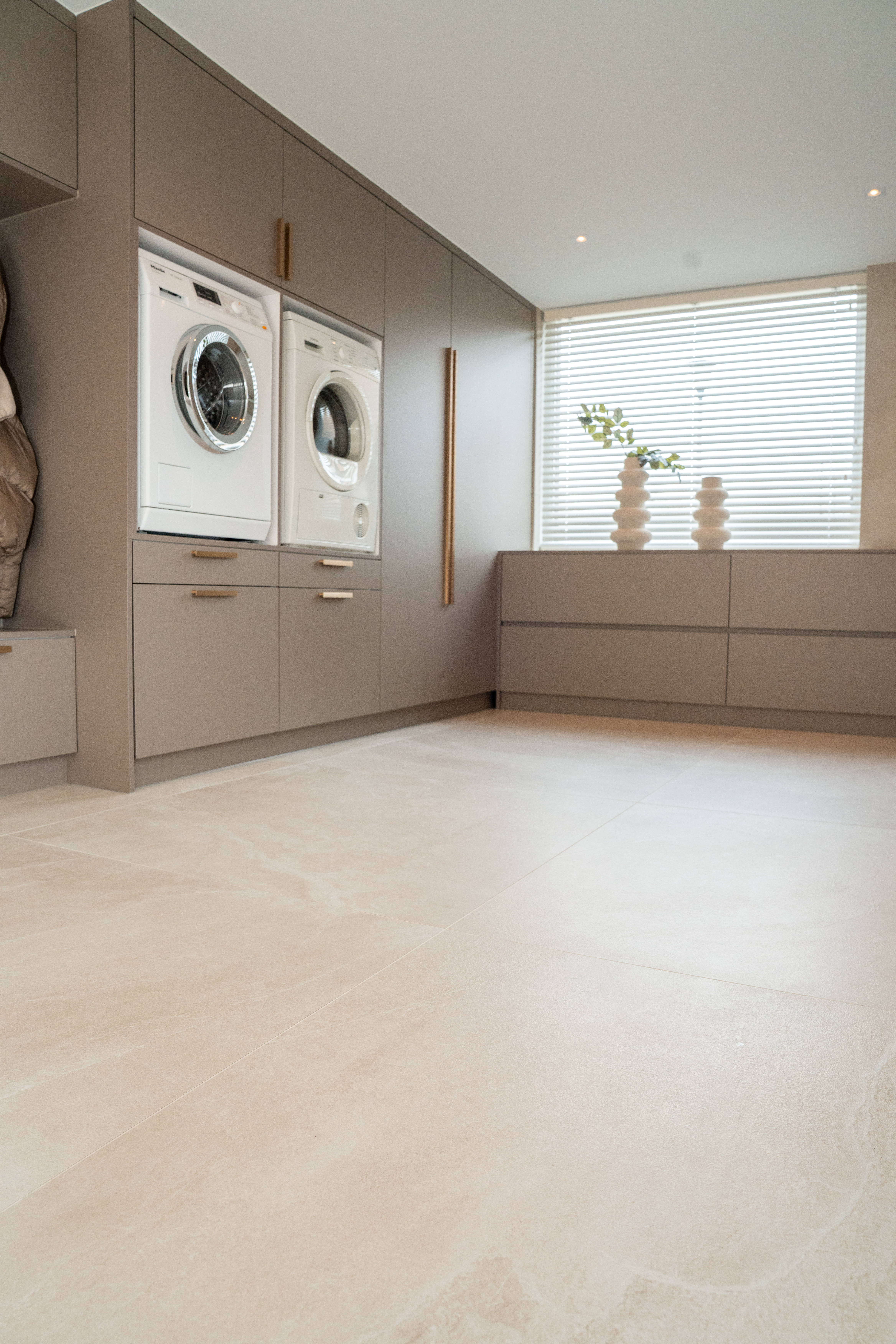 Tijdloze Grote Tegelvloer in Zachte Beige Tinten