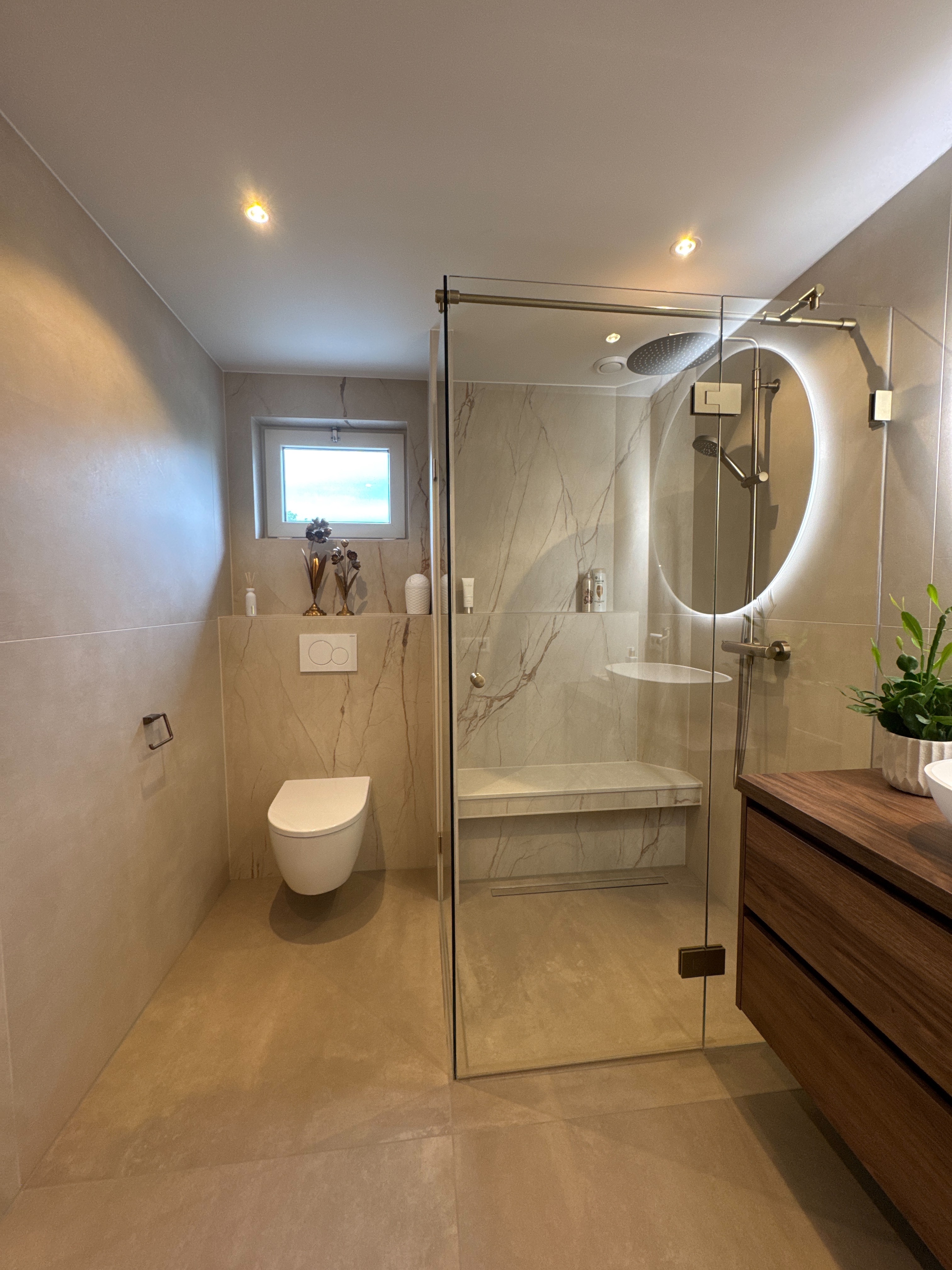 Tijdloze Japandi Badkamer met Bronzen Accenten