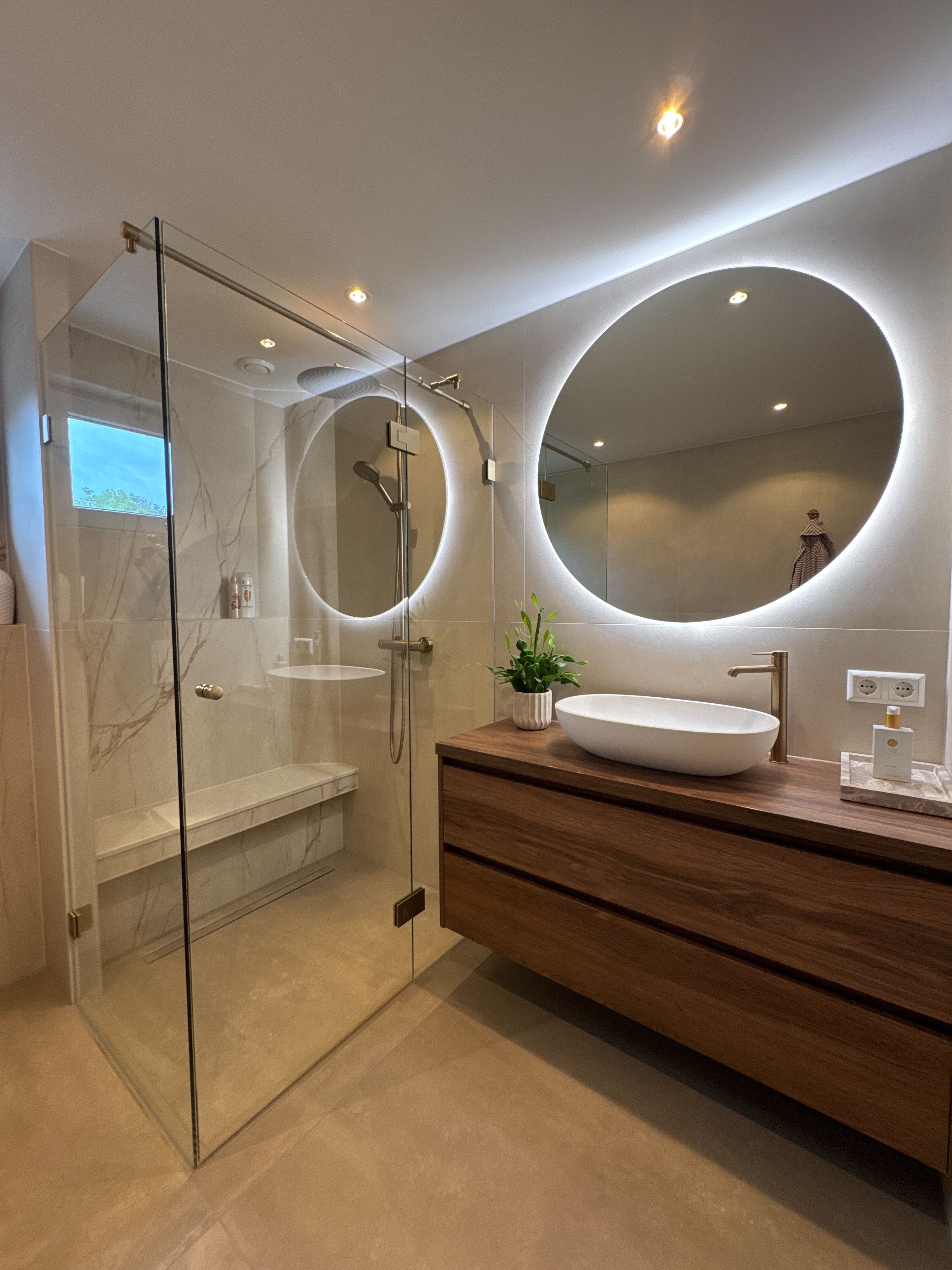 Tijdloze Japandi Badkamer met Bronzen Accenten