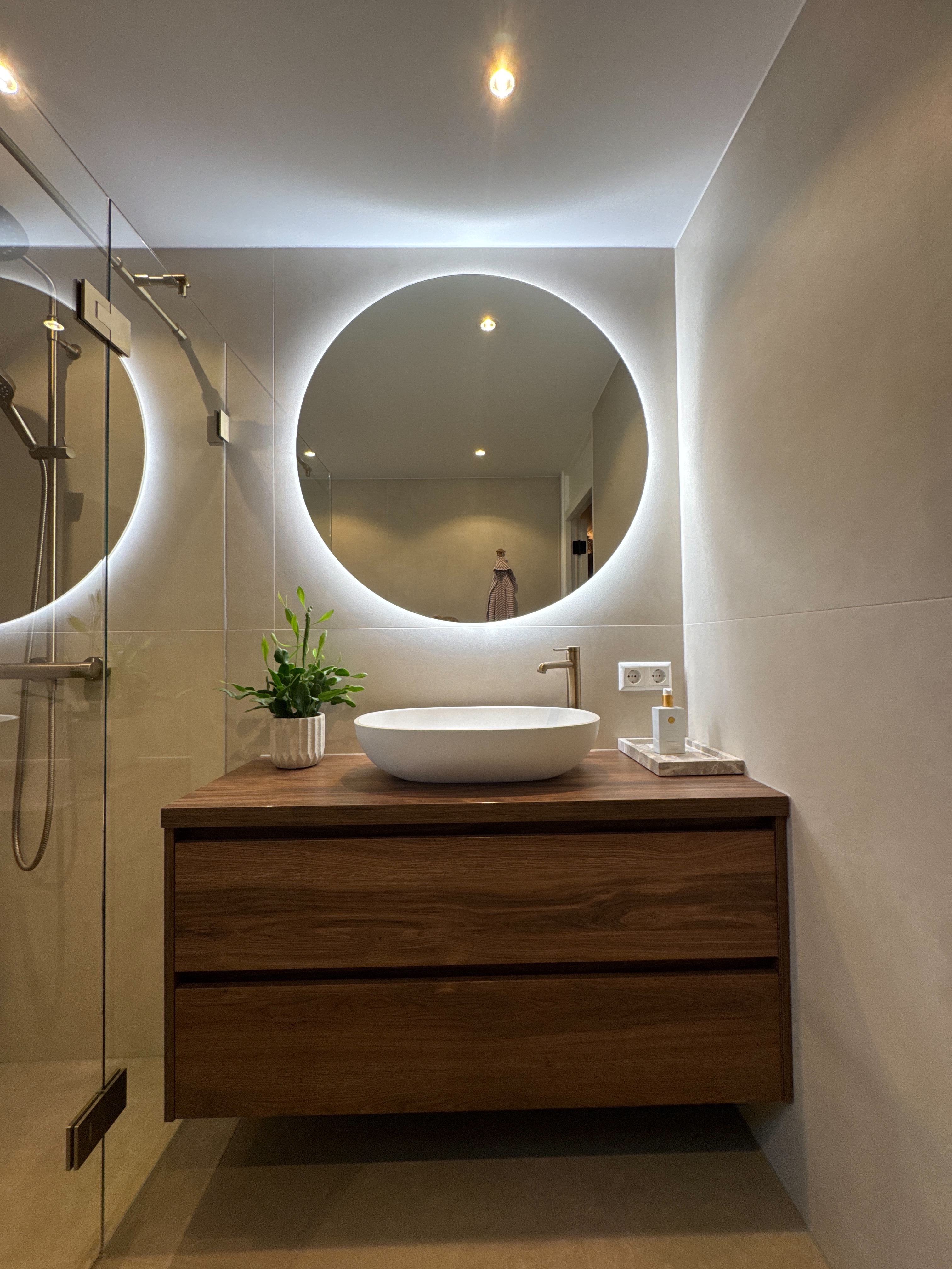 Tijdloze Japandi Badkamer met Bronzen Accenten