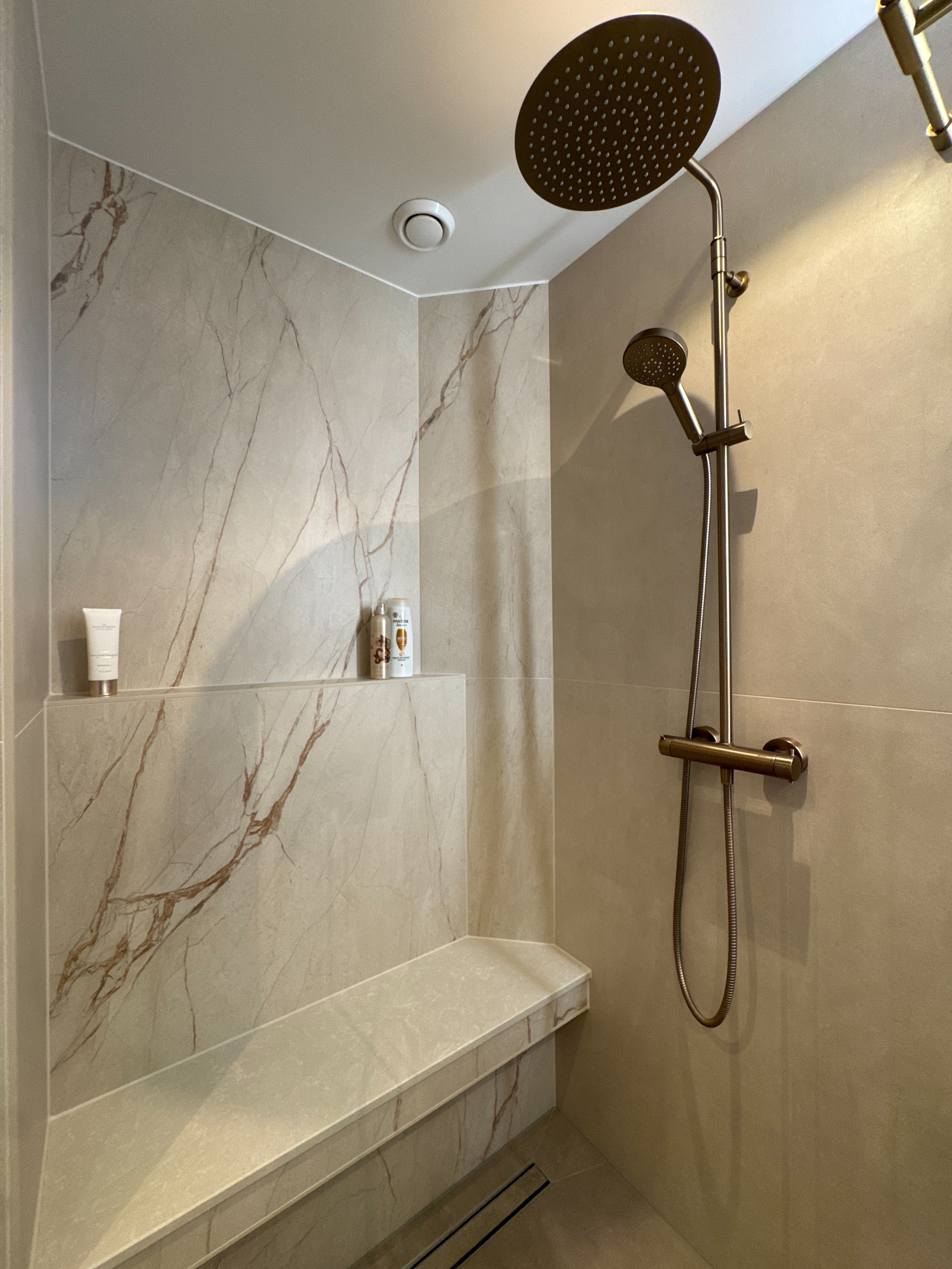 Tijdloze Japandi Badkamer met Bronzen Accenten