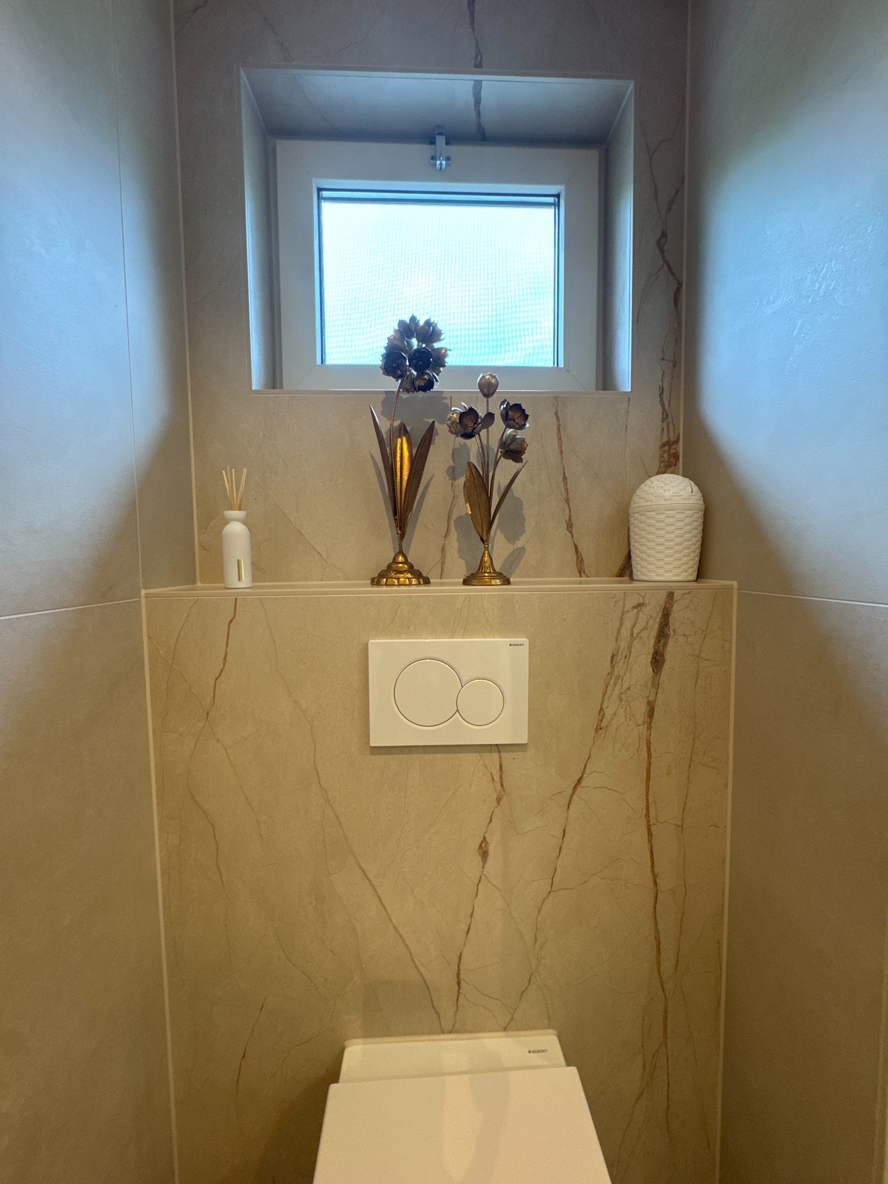 Tijdloze Japandi Badkamer met Bronzen Accenten