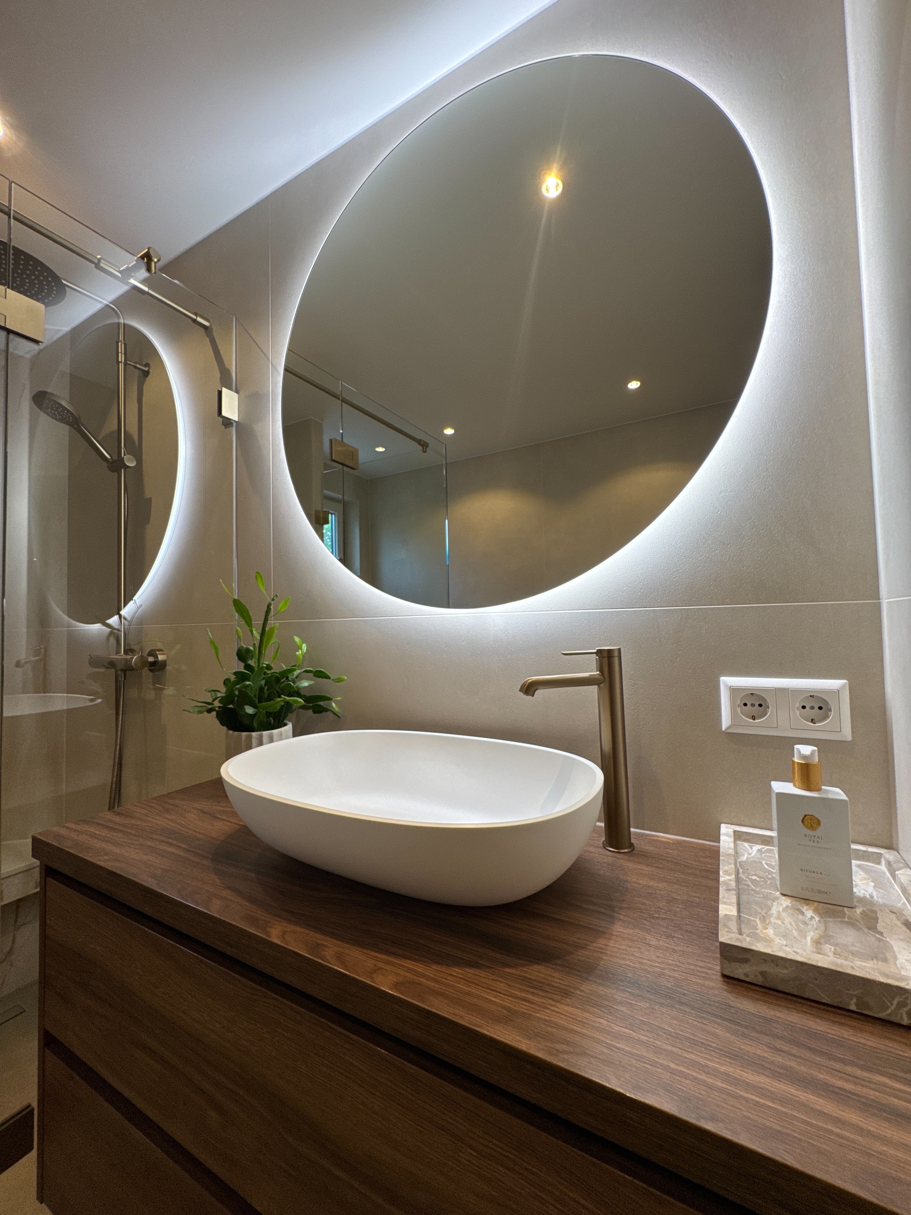 Tijdloze Japandi Badkamer met Bronzen Accenten