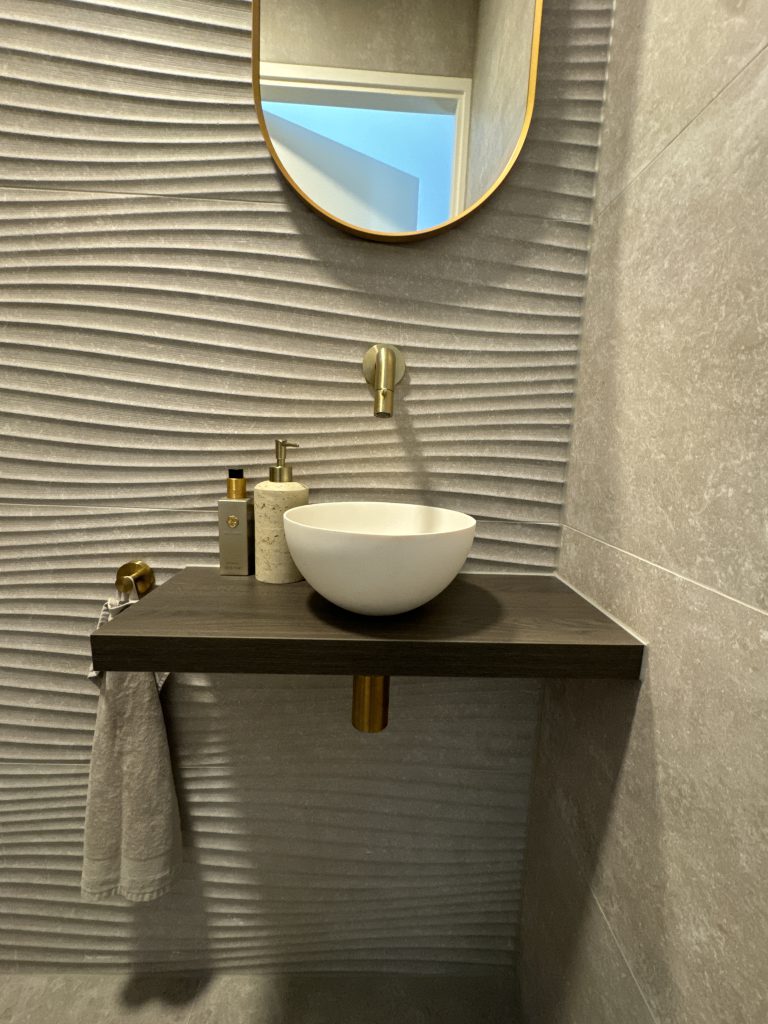 Stijlvol luxe toilet met taupe marmerlook en zachte grijze tegels