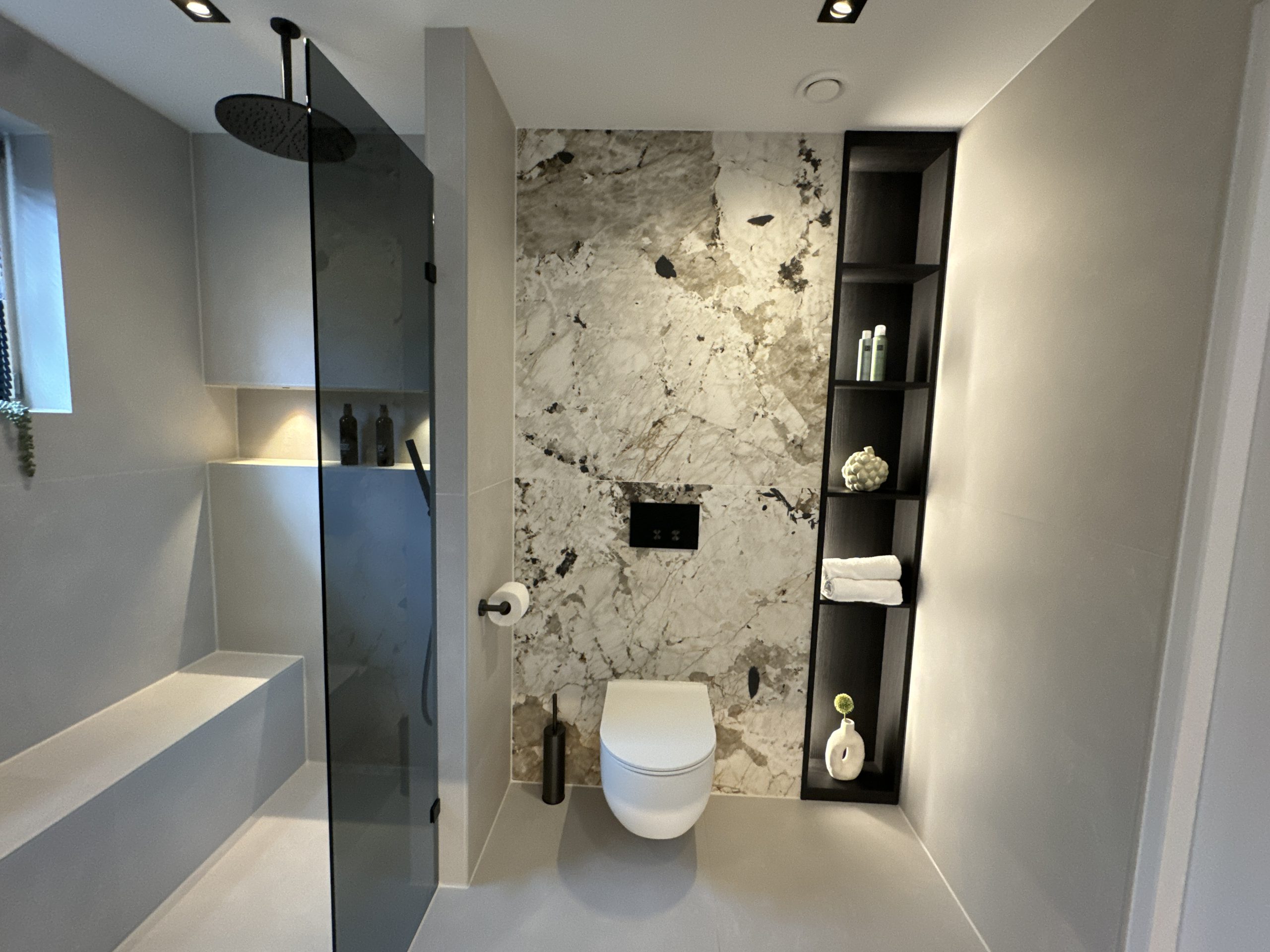 Moderne badkamer met rustige marmerlook en beige tegels, elegant en tijdloos design